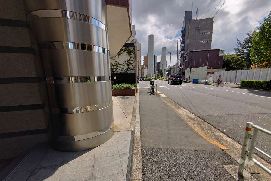 敷地南西側の前面道路（北西側から）