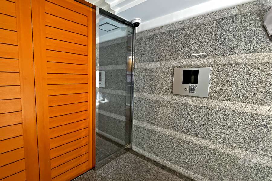エントランスはオートロック付きです。