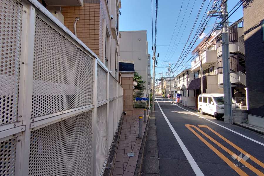 敷地北東側の前面道路（南東側から）