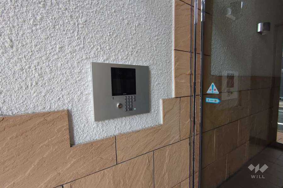 エントランスはオートロック付きです。