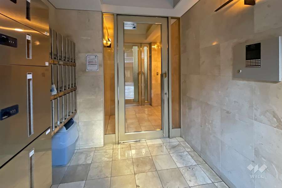 エントランスはオートロック付きです。