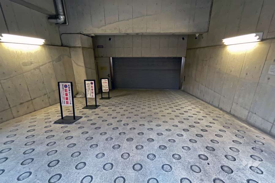 地階にある駐車場へのアプローチ