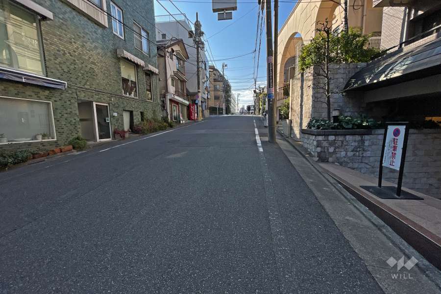 敷地東側の前面道路（北側から）