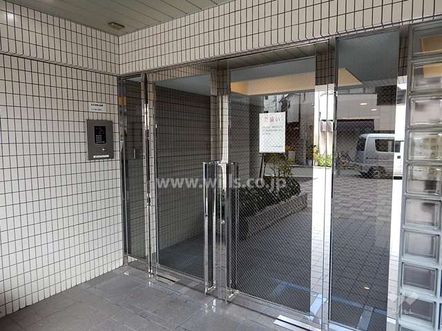 エントランスはオートロック付きです。
