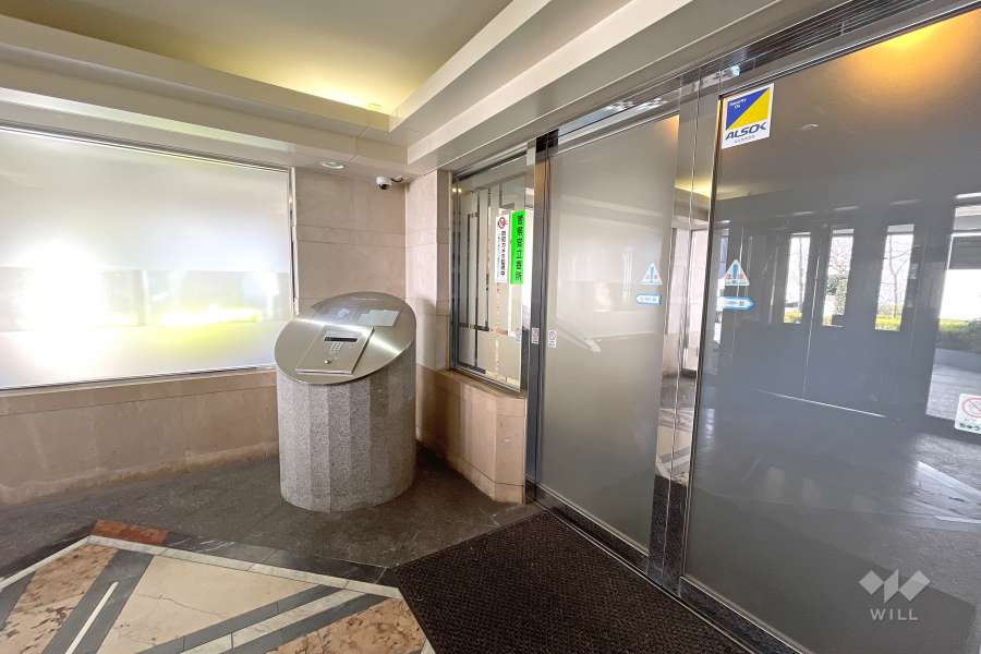 エントランスはオートロック付きです。