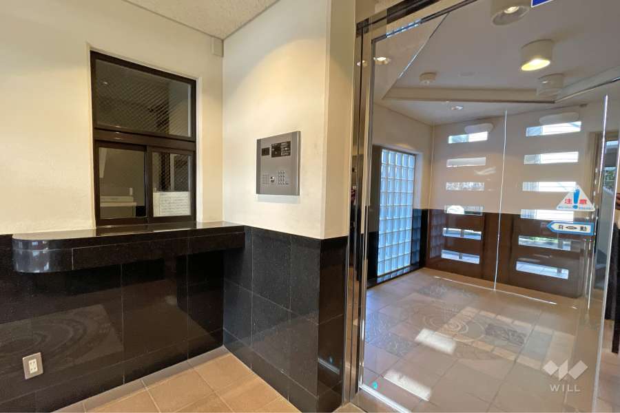 エントランスはオートロック付きです。