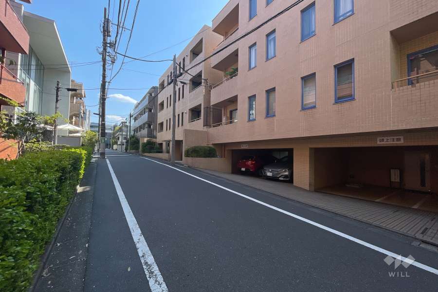 敷地北東側の前面道路(北西側から)