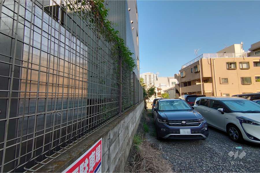 敷地南側の駐車場