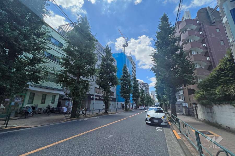 敷地西側の前面道路