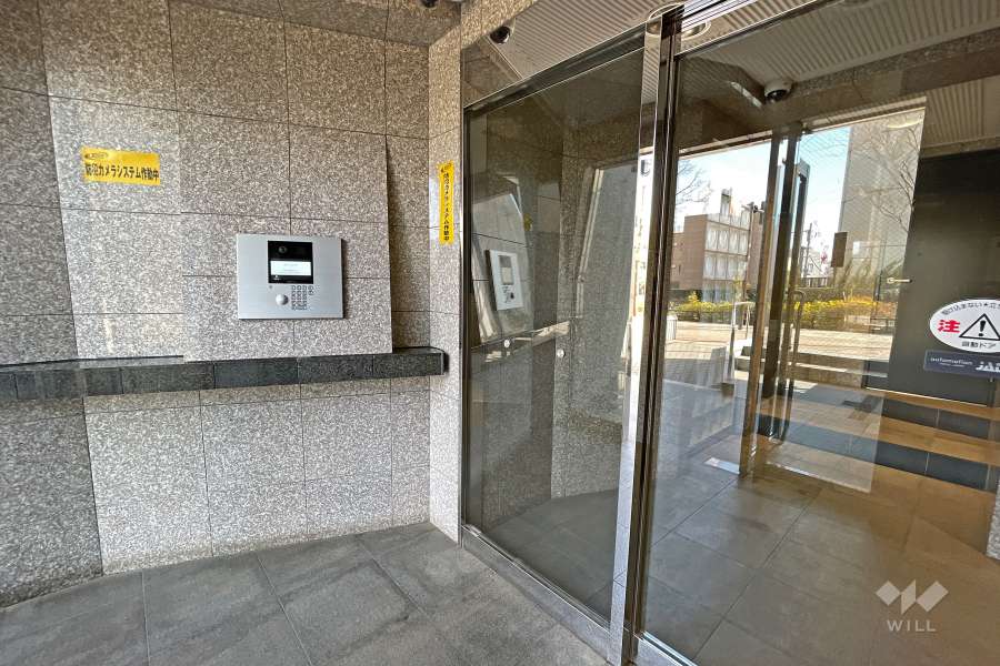 エントランスはオートロック付きです。