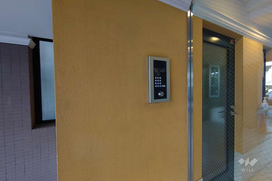 エントランスはオートロック付きです。