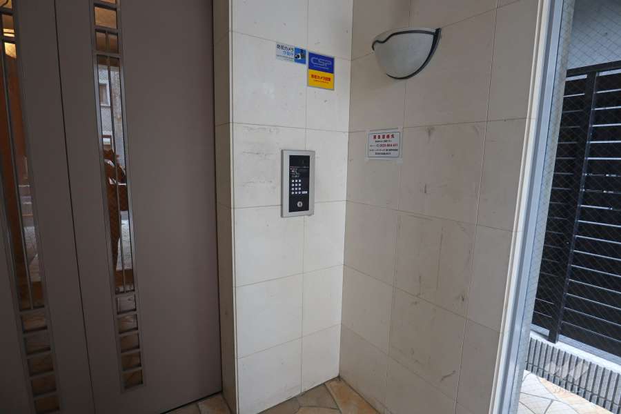 エントランスはオートロック付きです。