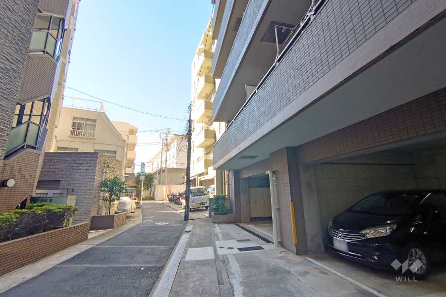 敷地西側の前面道路(南側から）