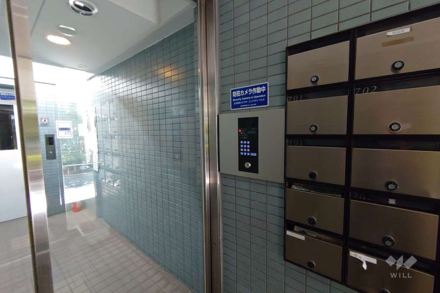 エントランスはオートロック付きです。