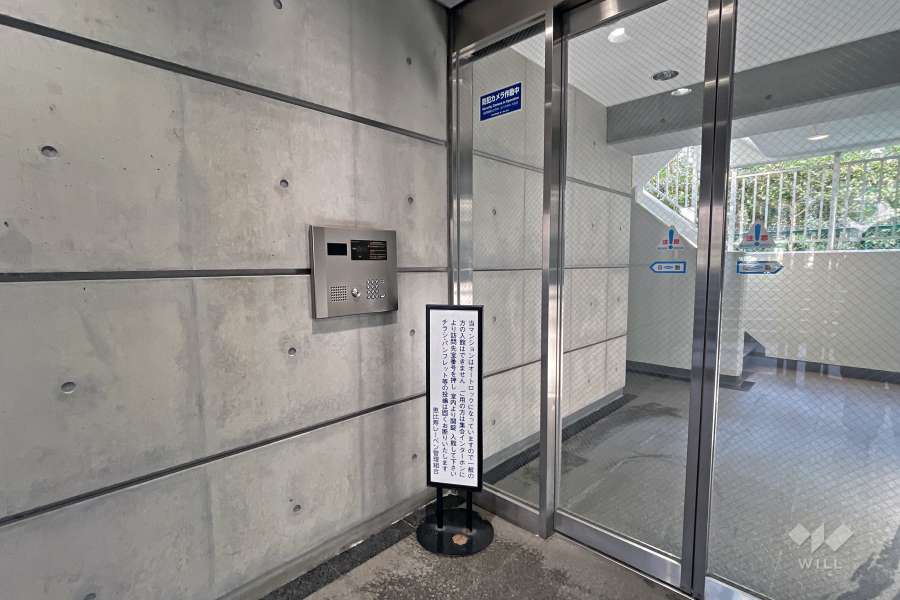 エントランスはオートロック付きです。