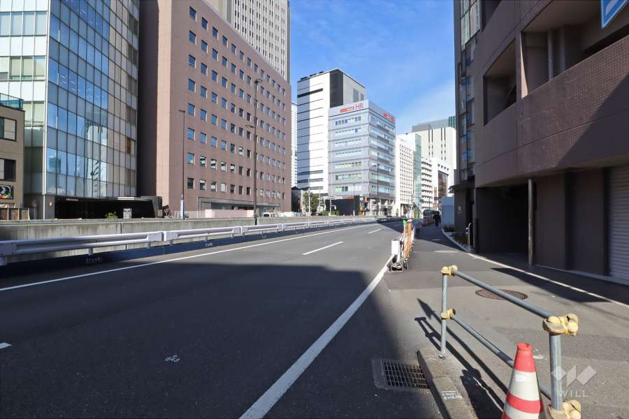 敷地南西側の前面道路（南東側から）