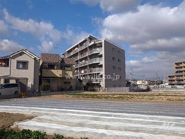 周辺には田畑が多く、のどかな雰囲気。北側をバス通りが走り、バス停は歩1分です。