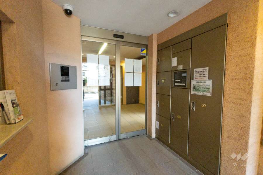 エントランスはオートロック付きです。