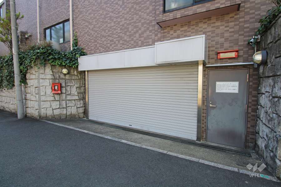 駐車場の出入り口（シャッター付き）