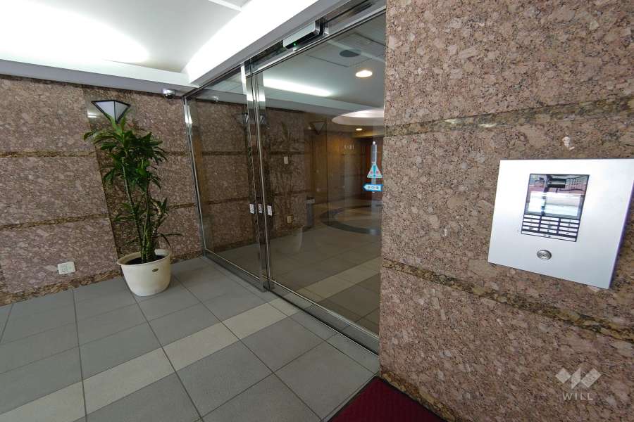 エントランスはオートロック付きです。