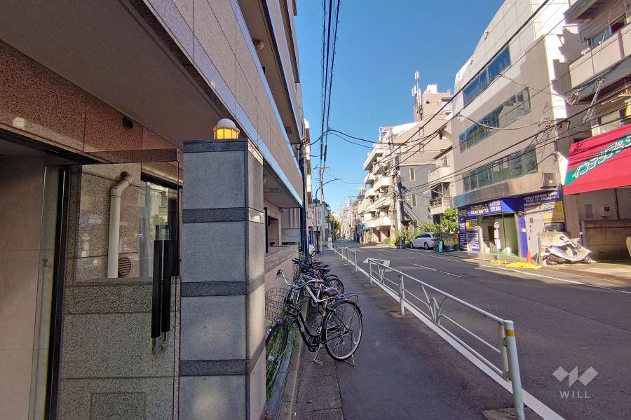 敷地南東側の前面道路（南西側から）