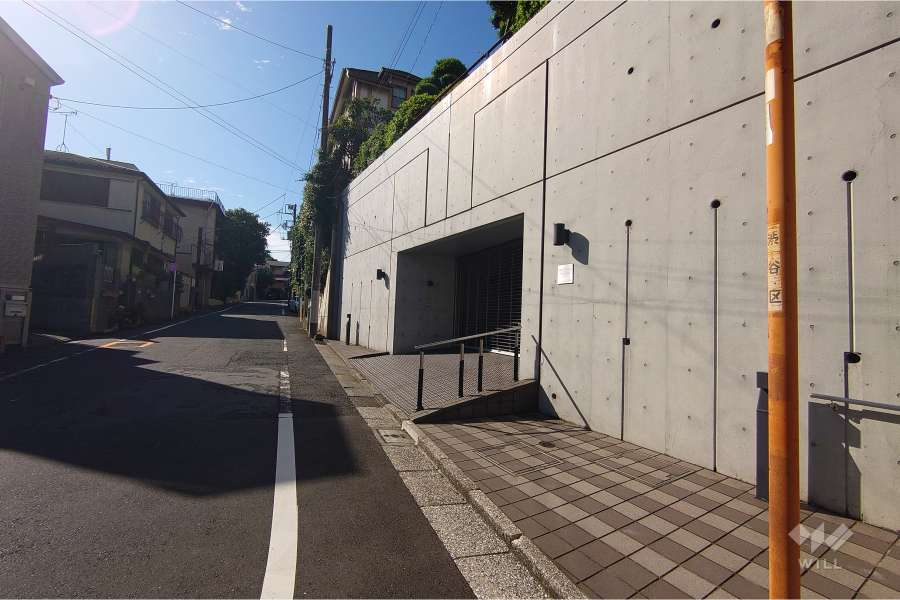 敷地北東側の前面道路（北西側から）