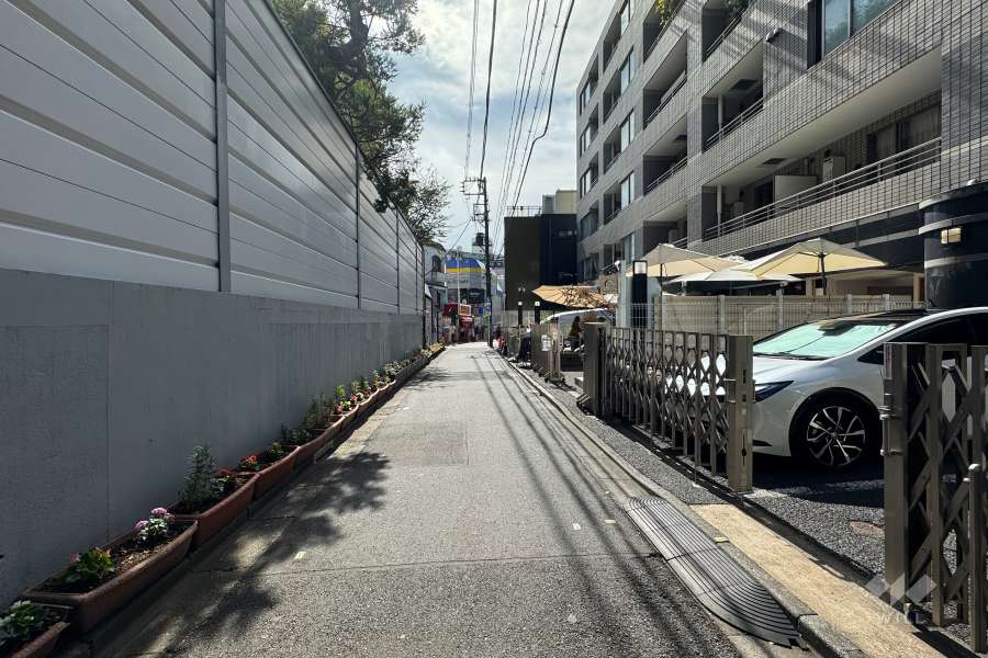 敷地南東側の前面道路（北東側から）