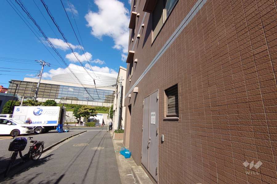 敷地北側の前面道路（西側から）