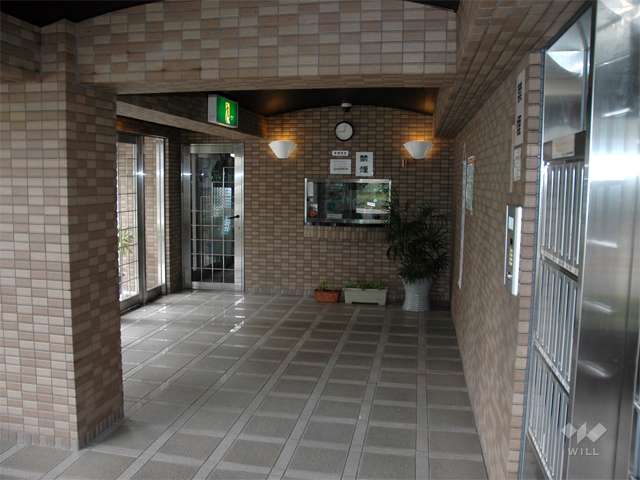 エントランスホール。正面奥に管理人室があります。