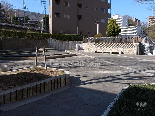 湯本台広場には、水盤やベンチなどが設けられています。