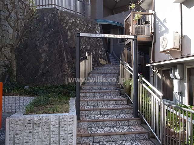 北側（駅側）の前面道路から入るエントランスアプローチ