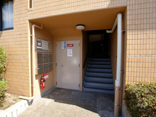 住戸出入り口（共用ポスト）