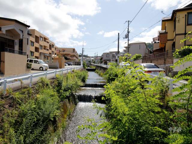 敷地の北側には支多々川が流れています。
