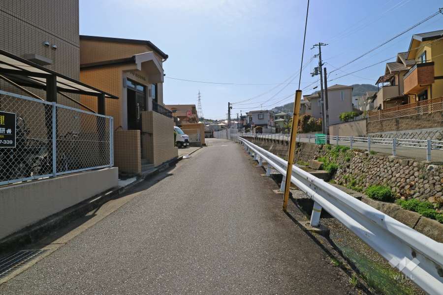 敷地北西側の前面道路（北東側から）