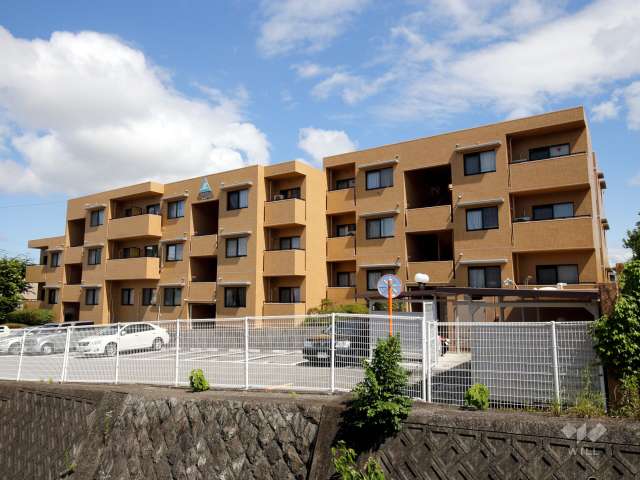 サーパス逆瀬川の外観（北西側から）