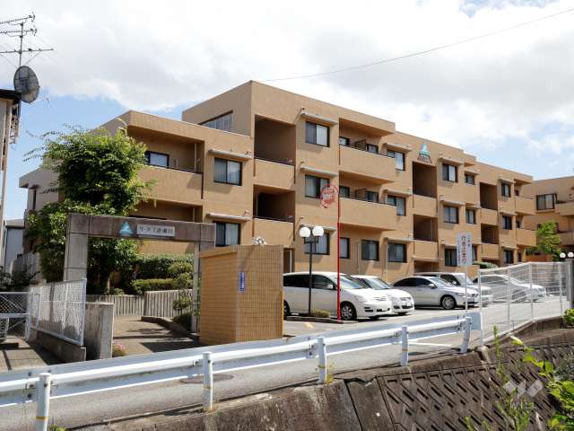 サーパス逆瀬川の外観（北東側から）