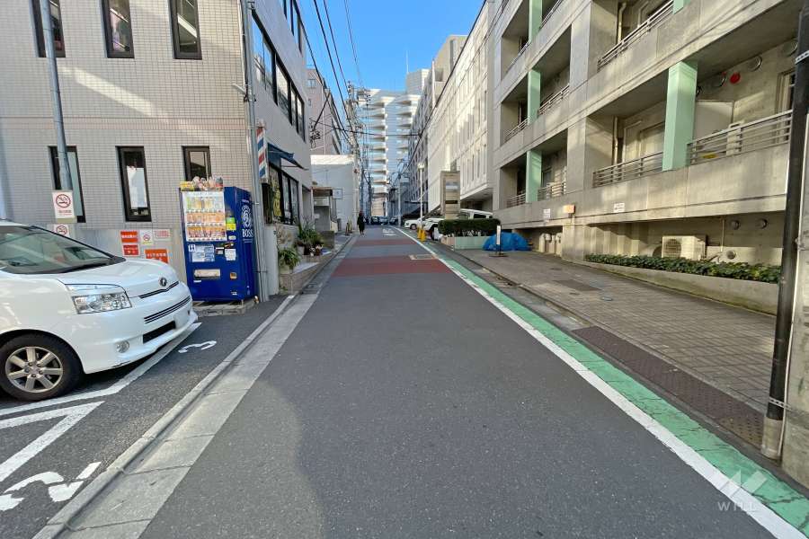 敷地西側の前面道路