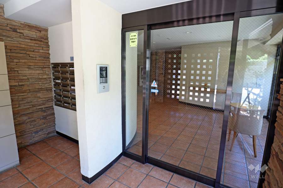 エントランスはオートロック付きです。