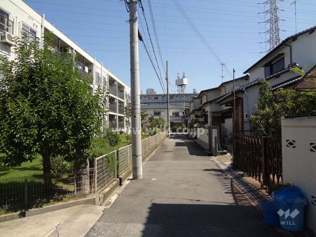 敷地南側の前面道路（西側から）