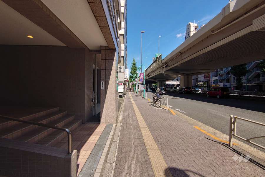 敷地南東側の前面道路（南西側から）