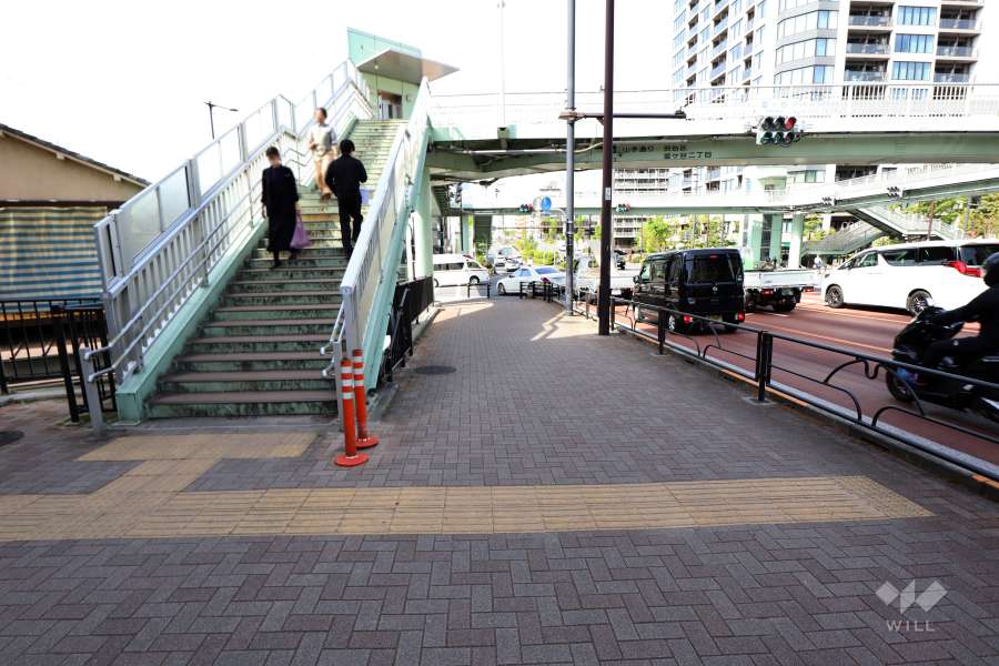 敷地東側の前面道路（南側から）