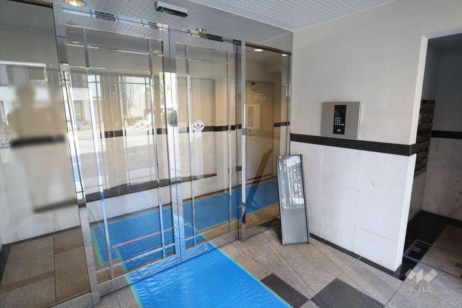 エントランスはオートロック付きです。