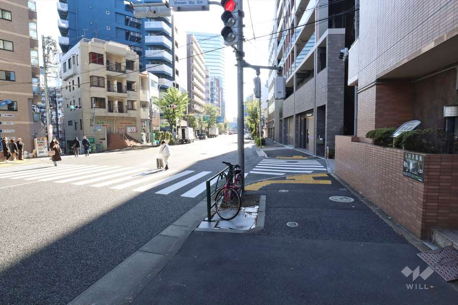 敷地東側の前面道路（北側から）