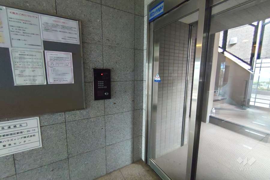 エントランスはオートロック付きです。
