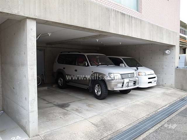 建物1階部分にある敷地内駐車場