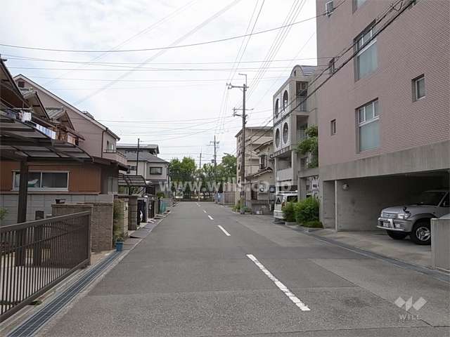 敷地北側の前面道路。周辺は区画の整った静かな住宅地です。