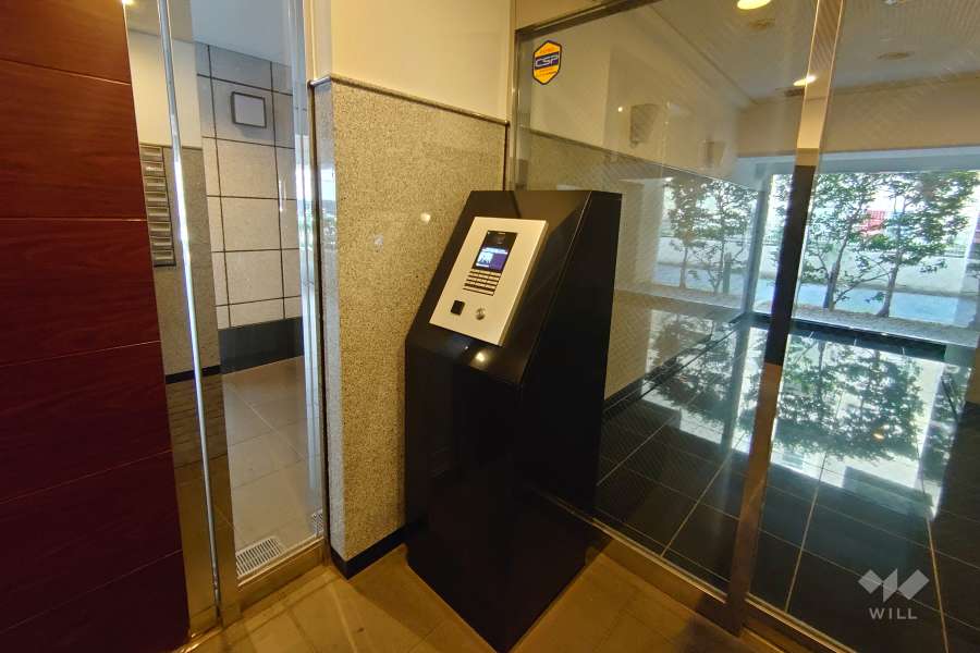 エントランスはオートロック付きです。