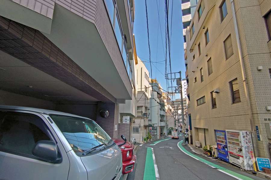 敷地南側前面道路（西側から）は裏渋谷通り。山手通りに近接しています。