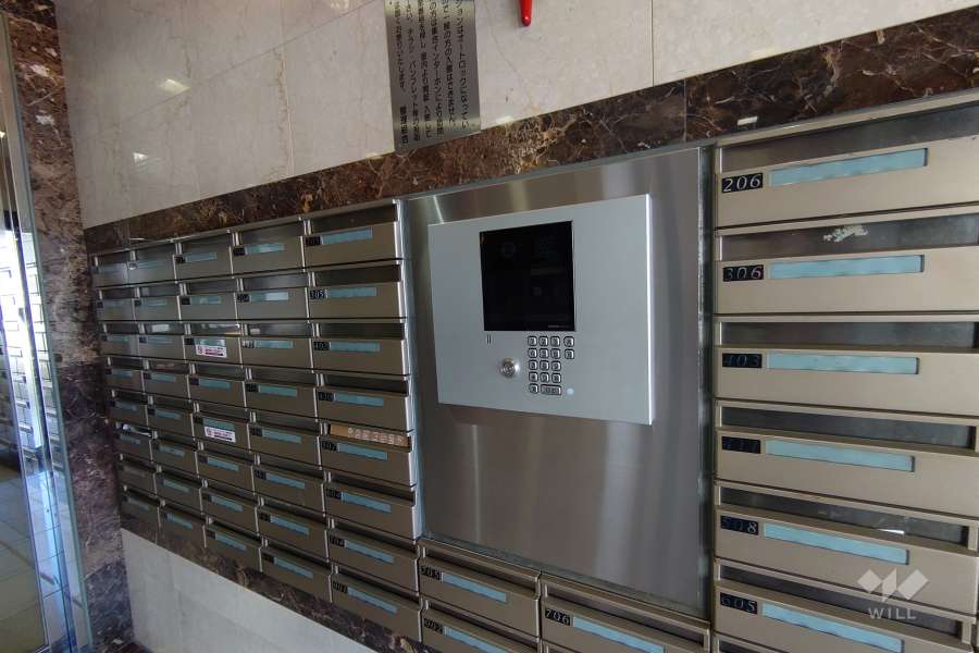 エントランスはオートロック付きです。