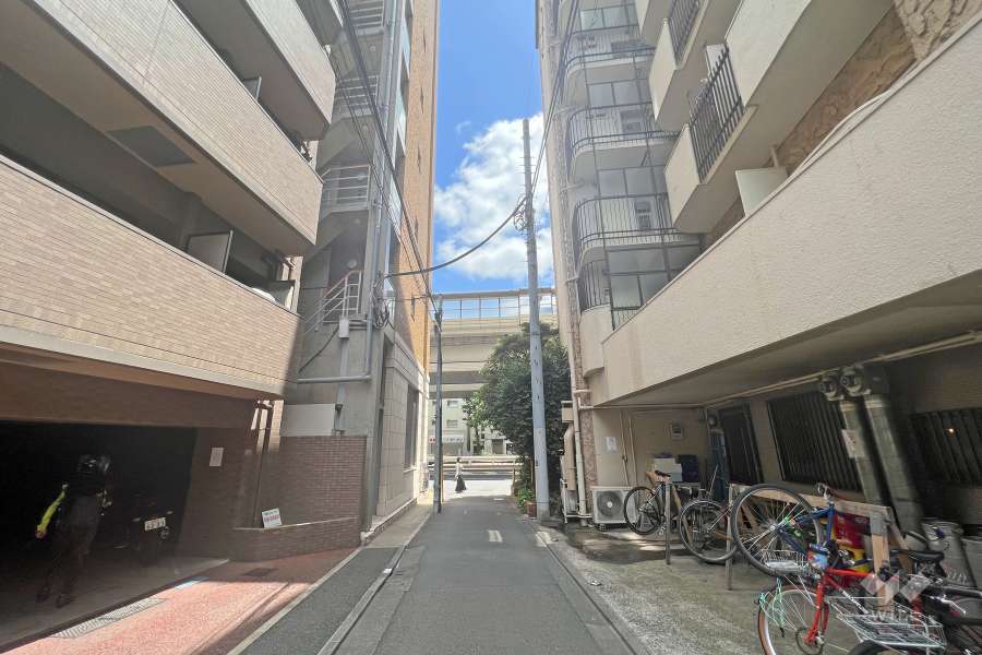 敷地西側の前面道路